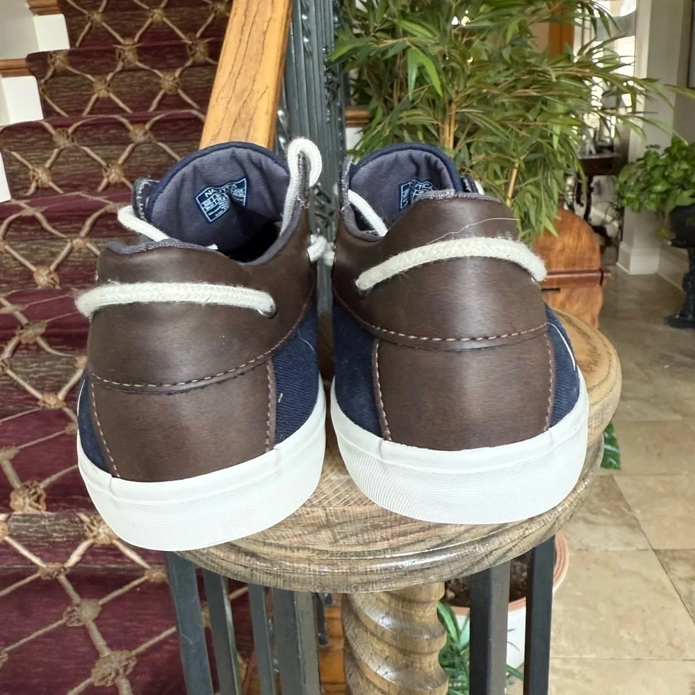 NAUTICA men’s 10 1/2 navy boat shoe excellent condition the “MALAD”